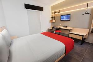 Postel nebo postele na pokoji v ubytování City Express Plus by Marriott Cabo San Lucas