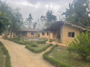 ein Haus mit einer Schotterstraße davor in der Unterkunft Bardia dolphin home in Bhurkīā