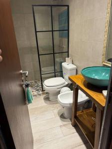 ein Badezimmer mit Toilette und Waschbecken in der Unterkunft ApartaHotel Lacatedral in Reconquista + 24 Fotos