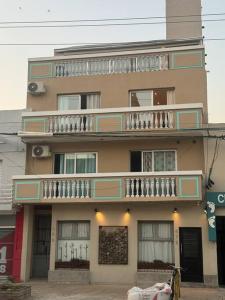 ein hohes Gebäude mit Balkonen an der Seite in der Unterkunft ApartaHotel Lacatedral in Reconquista