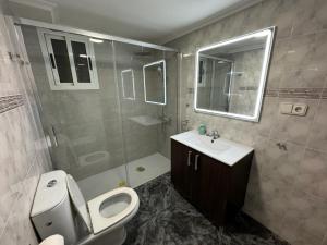 um banheiro com vaso sanitário, pia e chuveiro em Barbastro Salou em Salou mais 18 fotografias