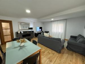 uma sala de estar com um sofá e uma mesa em Barbastro Salou em Salou