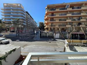 uma rua vazia em frente a um prédio alto em Barbastro Salou em Salou