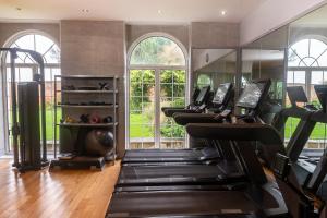 Fitness centrum a/nebo fitness zařízení v ubytování Rowton Hall Hotel and Spa