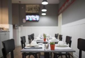 A television and/or entertainment centre at Dedo Boutique Hotel