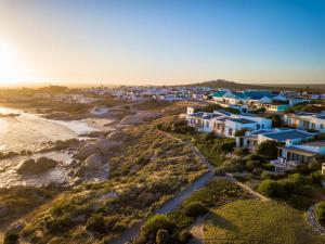 een luchtzicht op een dorp naast het strand bij La Baleine in Paternoster