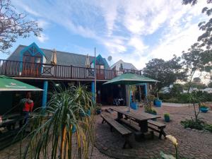 un edificio con tavolo da picnic e terrazza di Tiffanys B & B, a Sedgefield