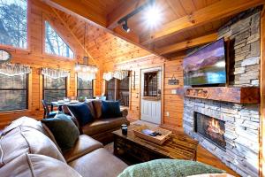 Posezení v ubytování Peaceful Forest Cabin - Hot Tub, Relax & Explore