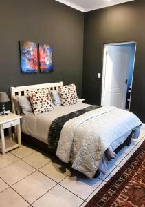 una camera da letto con un letto con cuscini di Tiffanys B & B, a Sedgefield Altre 13 foto