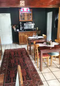 una sala da pranzo con tavolo e sedie e una cucina di Tiffanys B & B, a Sedgefield