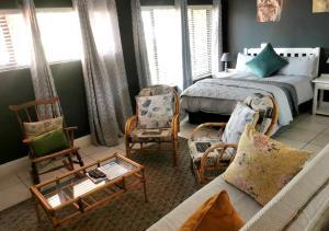 un soggiorno con letto, divano e sedie di Tiffanys B & B, a Sedgefield