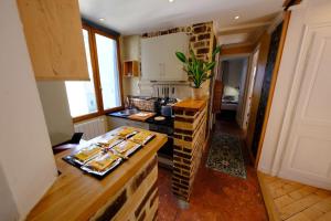 Køkken eller tekøkken på Rouen Hôtel de Ville - Chez Eric