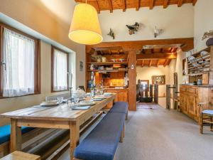 un comedor con una gran mesa de madera y bancos en Chalet individuel, chaleureux avec cheminée et WIFI à Val-d'Isère - FR-1-694-99, en Val dʼIsère