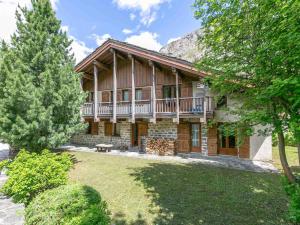 una vista exterior de una casa con balcón en Chalet individuel, chaleureux avec cheminée et WIFI à Val-d'Isère - FR-1-694-99, en Val dʼIsère