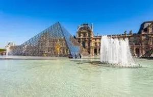 a water fountain in front of a building with a pyramid at Studio convivial à Paris, 30 m² avec vue sur la ville in Paris