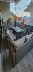 a living room with a couch and a table at Casa di Bello in Arkoudi