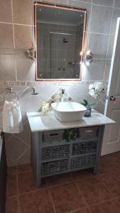Bilik mandi di Tswenyane Kruger Riverview Apartment 1&2