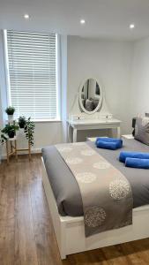 une chambre avec un grand lit et un miroir dans l'établissement 23 Innes Street Apartment, à Inverness