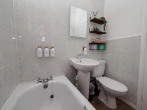 ラドローにあるThe Lilley Pad in Ludlow Cosy, Central, Perfect for Couples, Netflix & Parking Permitのトイレ、浴槽、洗面台を備えたバスルーム +12枚の写真