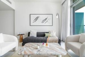 un salon avec un canapé et une table basse dans l'établissement GuestReady - Elegant stay with Palm Jumeirah view, à Dubaï 33 autres photos