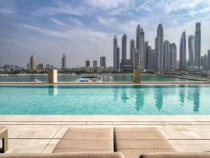 une grande piscine avec vue sur une ville dans l'établissement GuestReady - Elegant stay with Palm Jumeirah view, à Dubaï