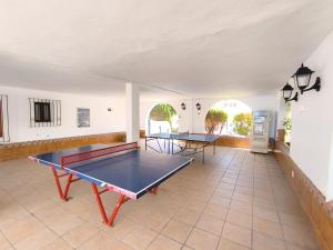 una habitación con dos mesas de ping pong. en Fairways Club - TEIDE VIEW OASIS - heated pool, family apt, en San Miguel de Abona