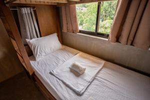 Rúm í herbergi á The Circle Hostel, La Union