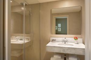 a bathroom with two sinks and a mirror at Hotel Casa Teva Barcelona in Barcelona