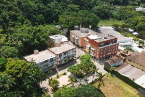 an overhead view of a building in a city at Ap com sacada à beira mar Praia mansa in Matinhos