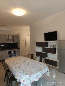 a room with a table and chairs and a kitchen at Bergamo Rooms 1 & 2 in Bergamo