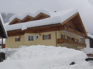dom pokryty śniegiem z kupą śniegu w obiekcie Residence Kramhuter w mieście Sesto +36 zdjęć