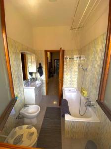 Un baño con inodoro, bañera y lavabo. en Modena - vicino al centro - Free Parking & Wi-Fi, en Módena