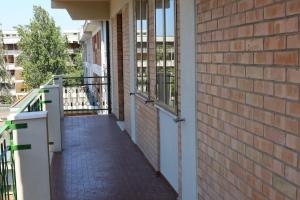 Un balcón de un edificio con una pared de ladrillo. en Modena - vicino al centro - Free Parking & Wi-Fi, en Módena 17 fotos más
