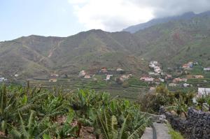 a view of a village in the mountains at Casa Rural La Cuadra in Hermigua