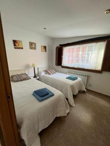 BrionにあるCasa Romeoの窓のある部屋にベッドが2つある