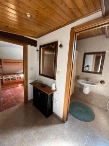 BrionにあるCasa Romeoの部屋に洗面台とトイレが付いたバスルーム