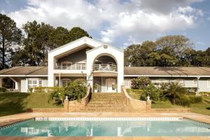 a house with a swimming pool in front of it at Sítio da malva in Sorocaba