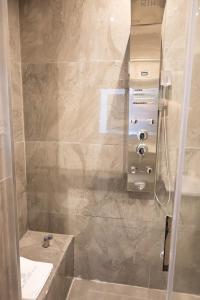 Bilik mandi di Best View Fortina Luxury Suites