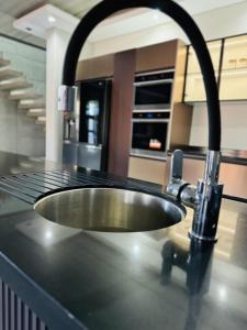 un lavandino con rubinetto su un bancone di Acacia Villas Blue Hills - 3 Bedroom Luxury Villa a Midrand