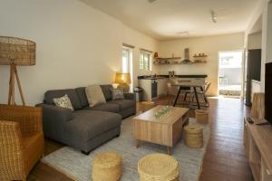 黑河区Maison de ville 3 chambres avec piscine et jardin的客厅里有一张沙发和一张桌子。