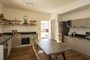 黑河区Maison de ville 3 chambres avec piscine et jardin的有桌子和椅子的厨房