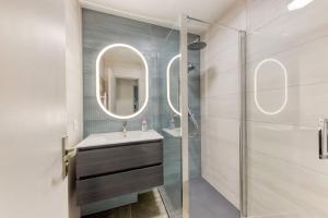 a bathroom with a sink and a shower at Grande Maison Luxueuse - Paris - Villepinte in Villepinte +36 photos