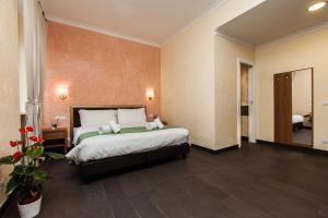 Habitación de hotel con cama y espejo en Guest's Heaven, en Roma