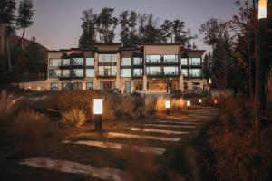 拉安戈斯图拉镇AWKA Apart Hotel的一座前面有灯光的大楼