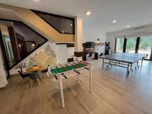 Stolní tenis v ubytování AWKA Apart Hotel nebo okolí