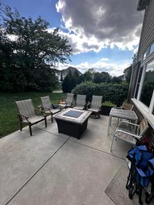 McCordsvilleにあるLakefront view private bedroom and bathroom with kitchenのパティオ(椅子、テーブル付)