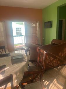 MicoudにあるDave's Two Bedroom Apartments 758のソファとテーブルのあるリビングルーム +13枚の写真