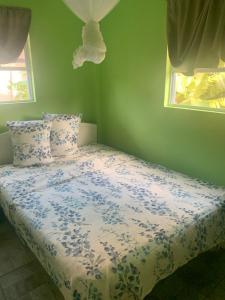 Una cama o camas en una habitación de Hilltop Haven Apartment #1