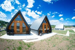 una rappresentazione di una casa con due grandi tetti di bisca di Eco resort Nastja a Meždo