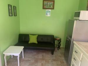 Una cocina o kitchenette en Hilltop Haven Apartment #1